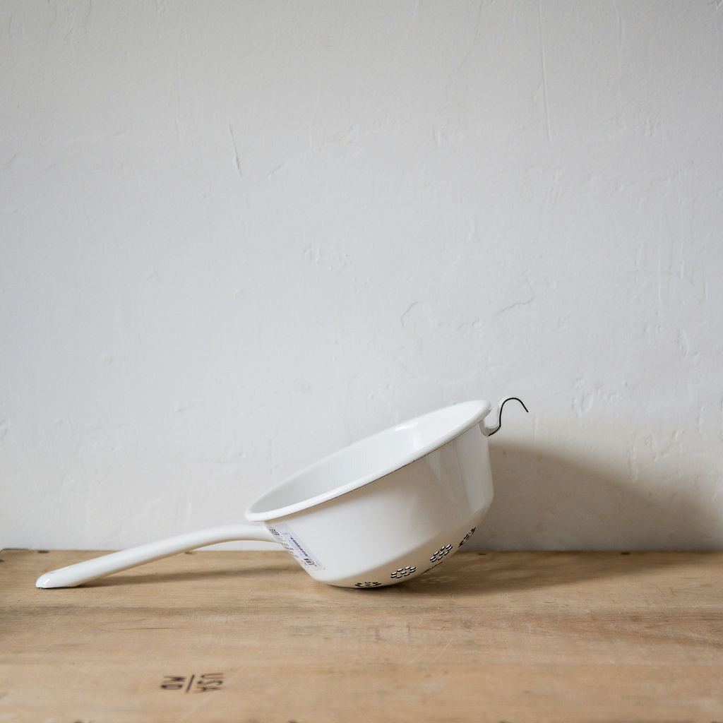 Riess Enamel Sieve with Handle White 20cm – Miss Arthur